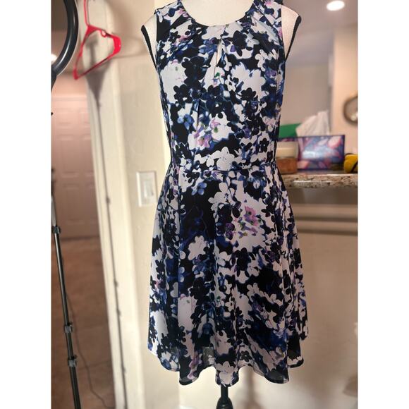 Express 8 Black White Blue Floral Sleeveless Fit and Flare Shift Mini Dress - Picture 4 of 6